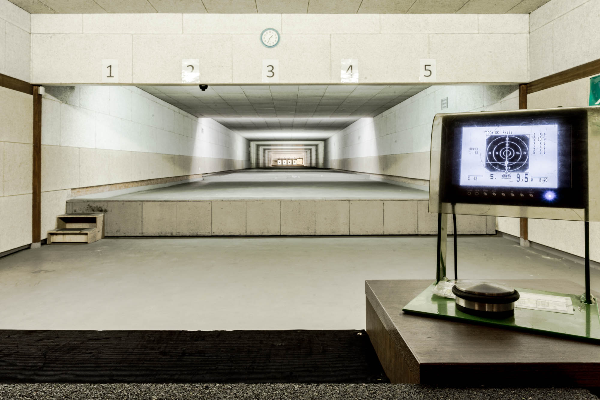 Blick über den 100-Meter-Schießstand mit elektronischer Trefferanzeige
